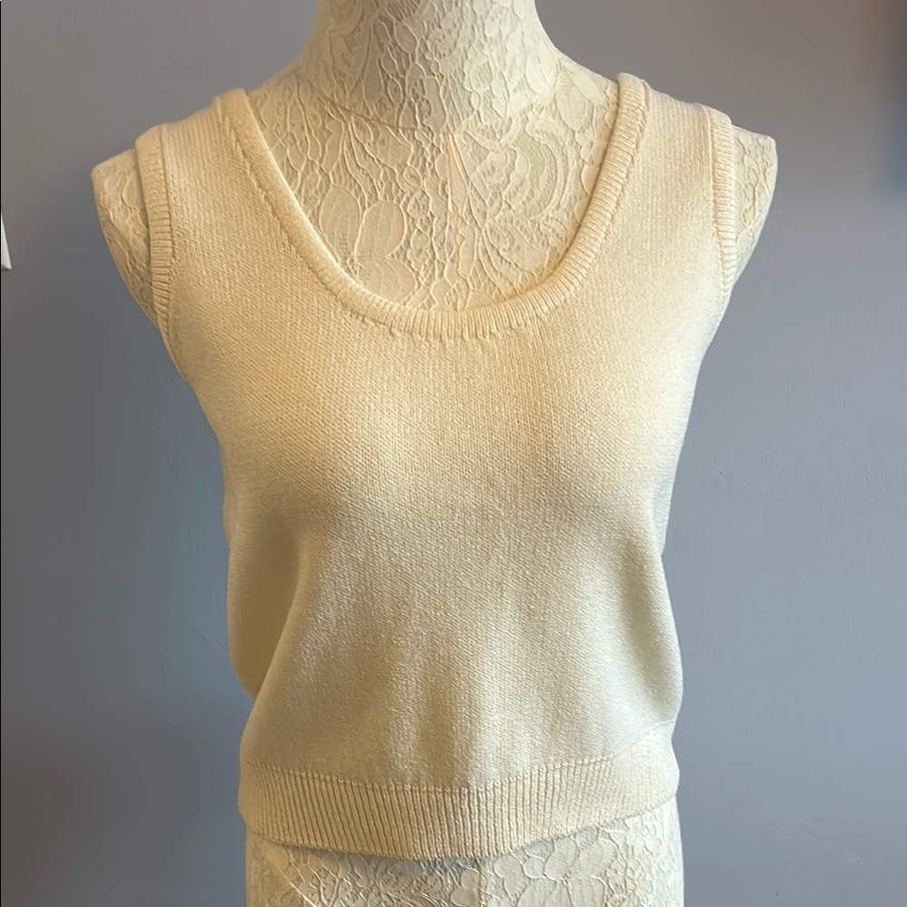 St. John Cream Ribbed Fitted Sleeveless Crop Top